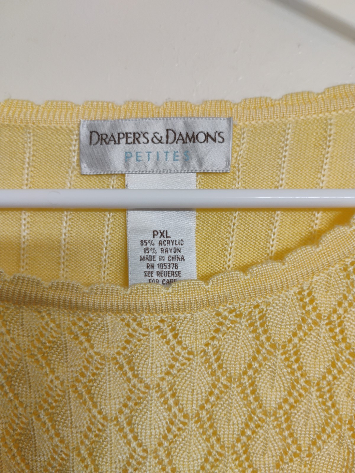 Women’s Drapers and Damons Lightweight Yellow Sweater Size PXL with Round Neck