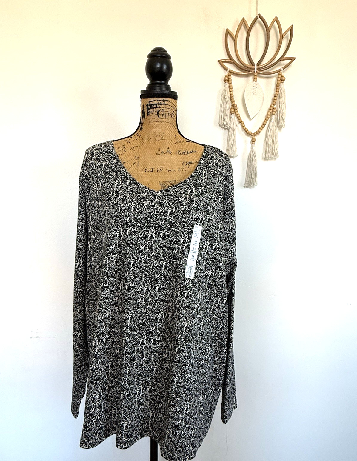 Croft & Barrow Classic Black | White Garden Florals Long Sleeve V Neck Shirt 3X