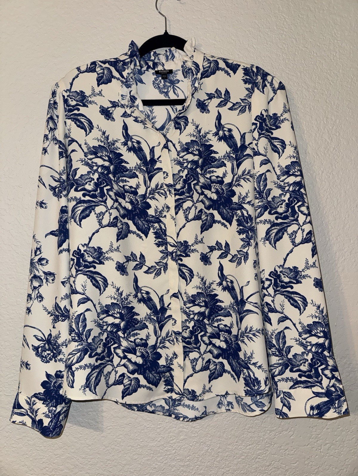 Express Portofino Women’s Size L Blue White Floral Collared Button-Up Blouse