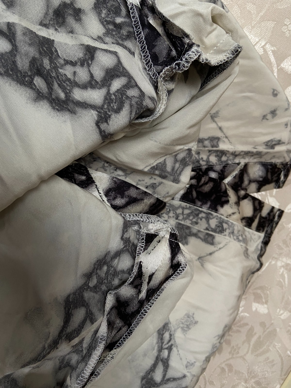 ESCADA VINTAGE SILK BLOUSE IN WHITE GRAY MARBLE PRINT GLASS BUTTONS 36 RUNS M