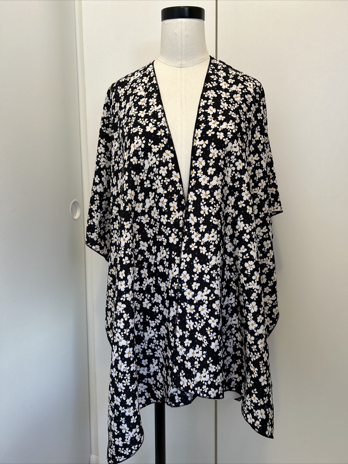 NEW WITH TAGS! Black Daisy Print Kimono