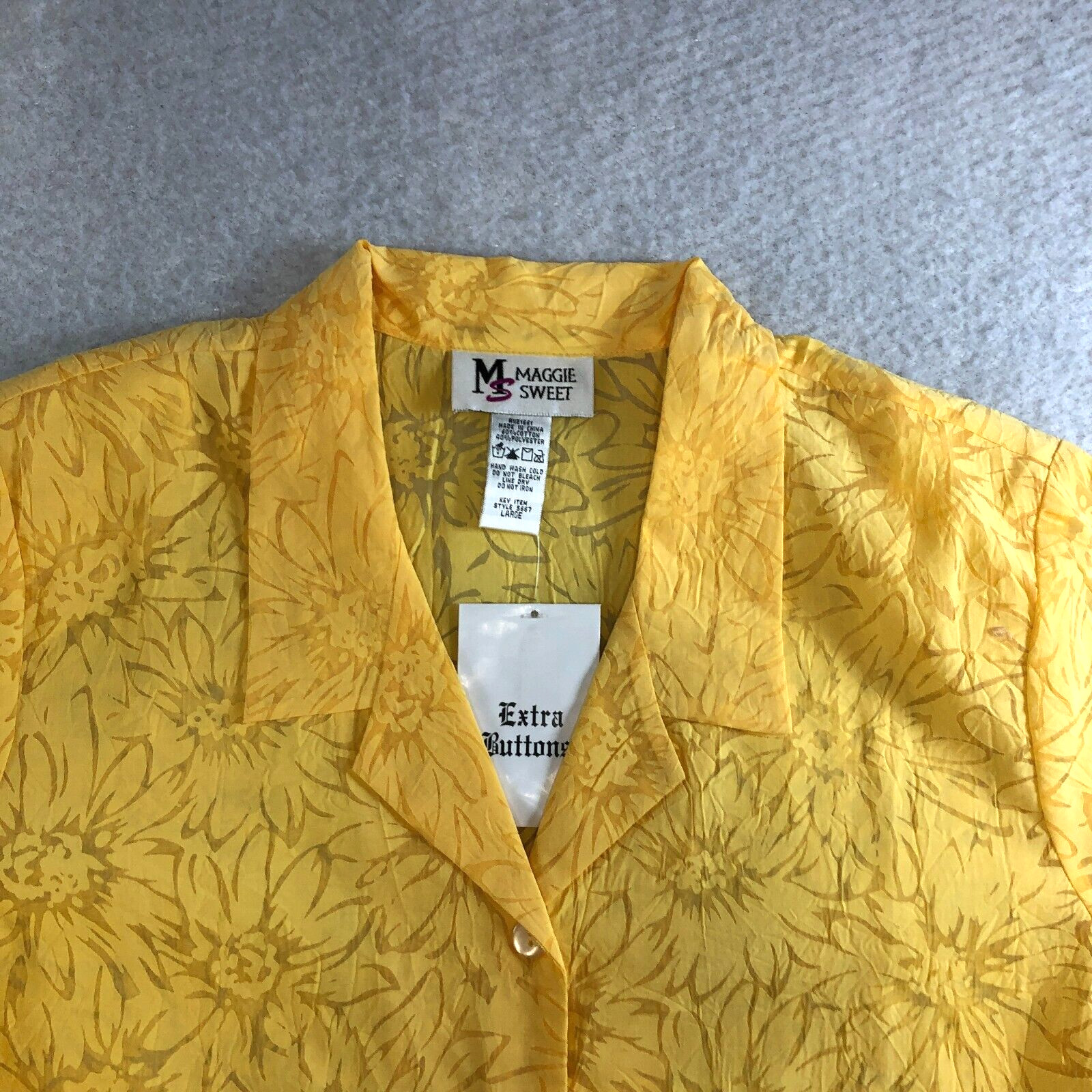 Maggie Sweet Womens Blouse Size L Yellow Sunflower Button-Up Short Sleeve NWT