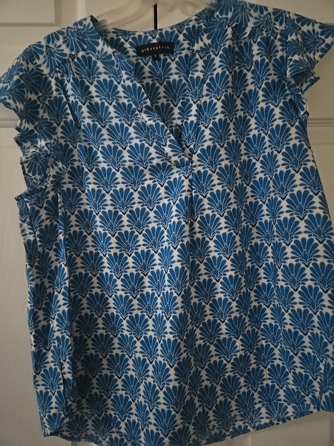 Gibsonlook Women’s Top Size M. Blue And White Geometric