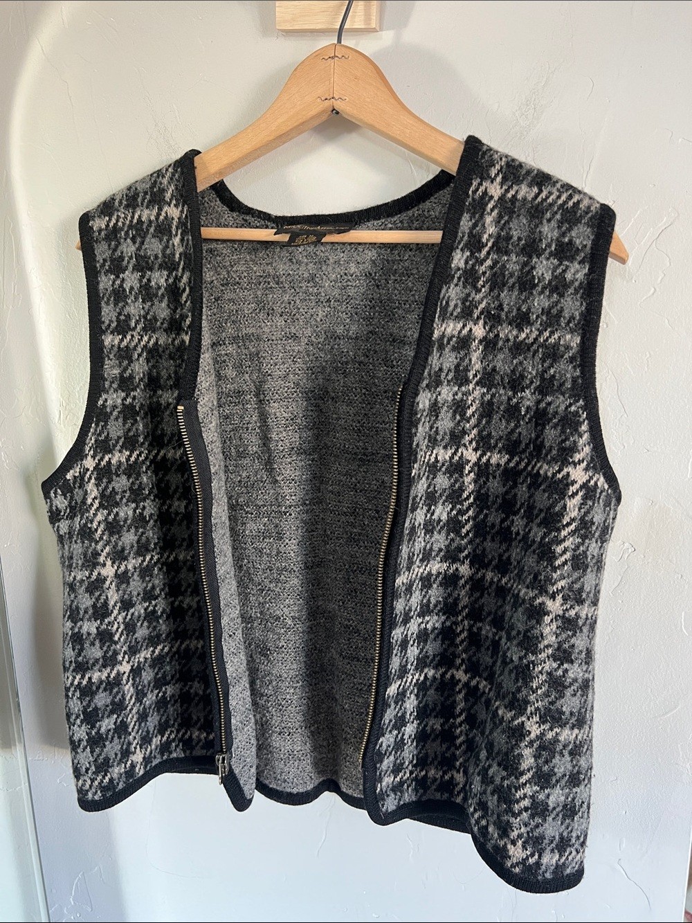 REQUIREMENTS black/tan 100% Wool sweater vest