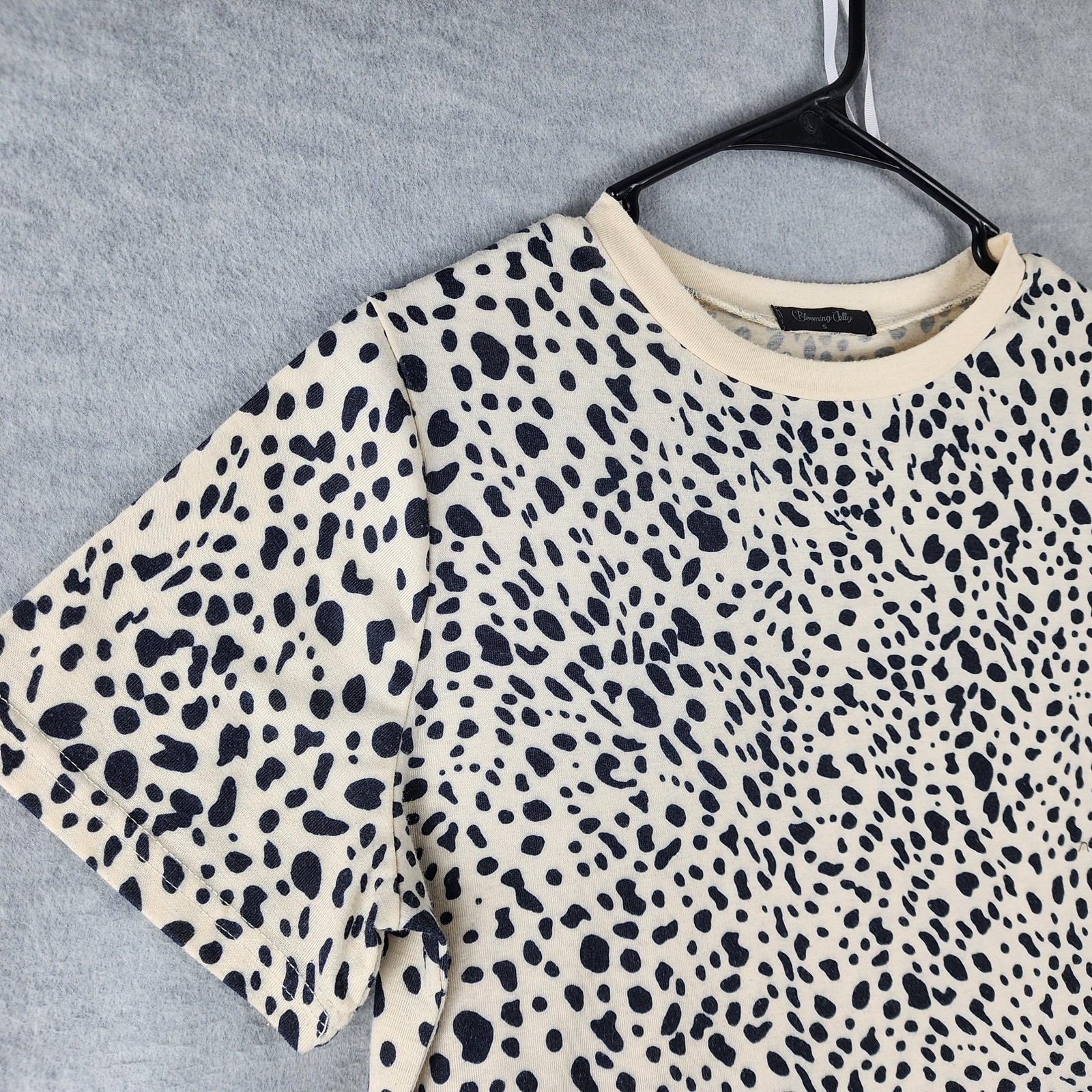 Blooming Jelly Shirt Womens S Cream Animal Print Crew Neck Short Sleeve Top