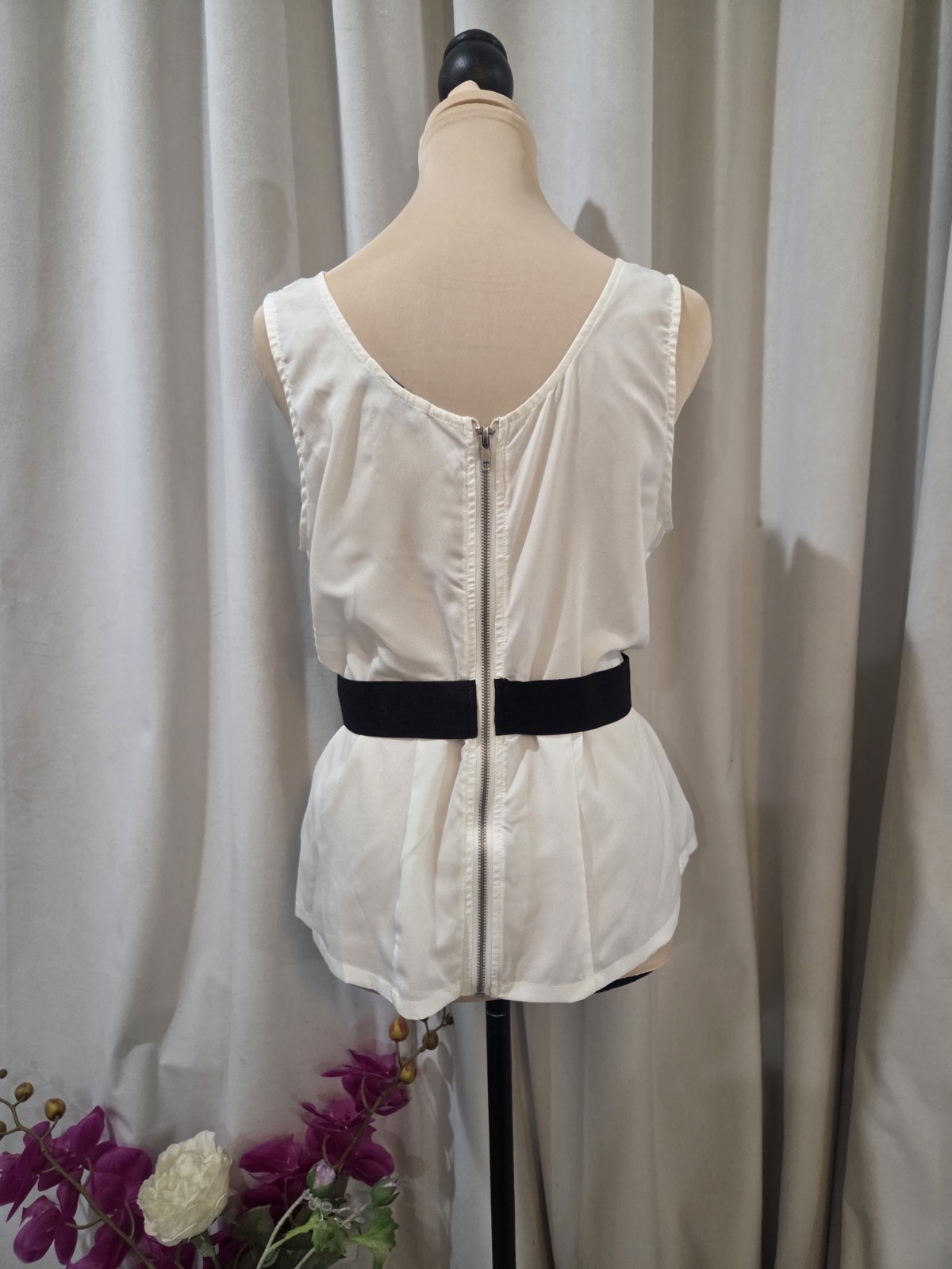 Love Tree Cream Solid Woven Ruffle V-Neck Sleeveless Zip Back Blouse L