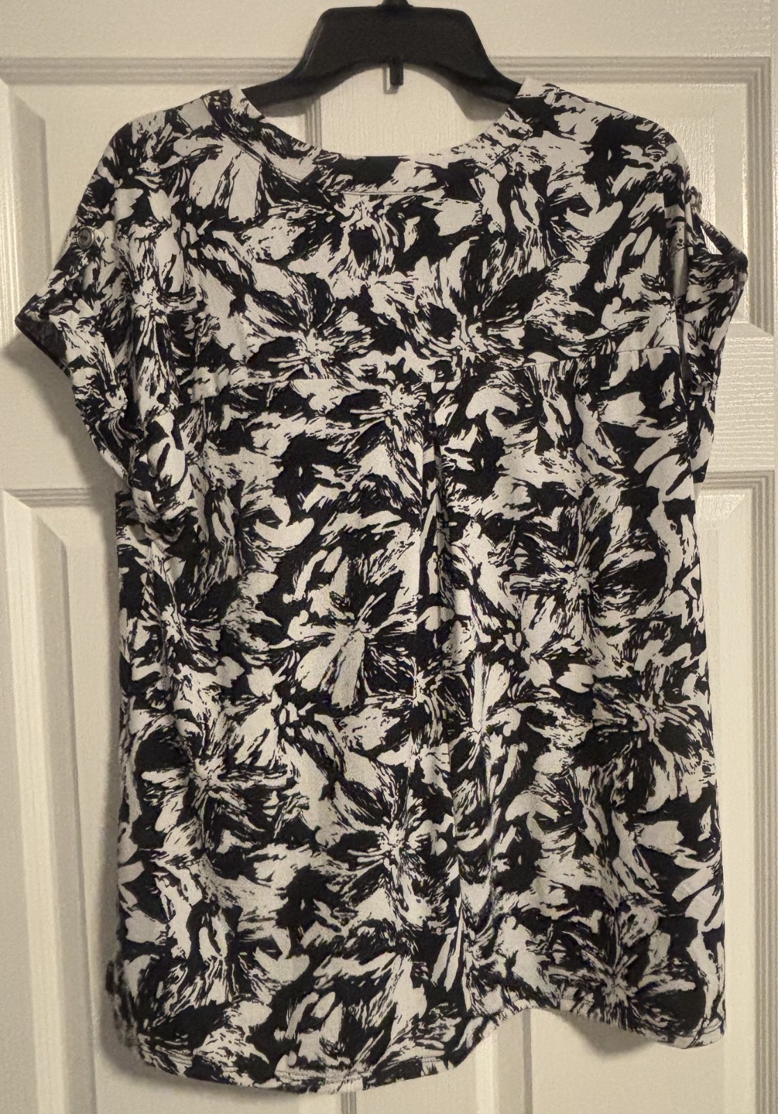 Dear Scarlett Women’s Bk & Wh Floral Short RollTab Sleeve Split Neck Lizzy Top M