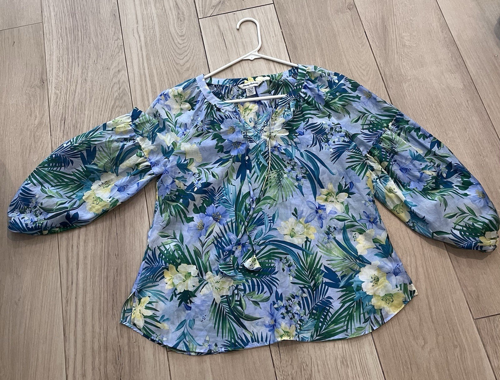 Tommy Bahama Blue and Green Floral Top. Women’s Size XS