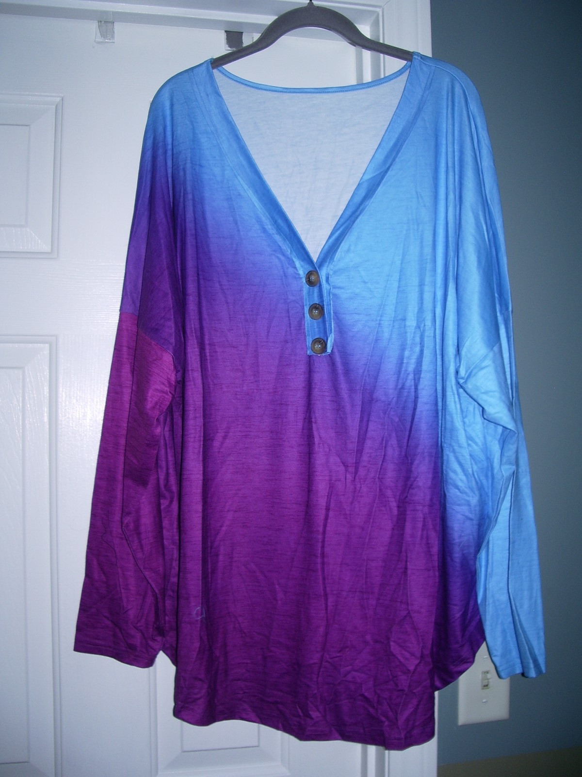 NEW SIZE 3XL WOMEN’S LONG SLEEVE PULLOVER BLUE & PURPLE TOP WITH 3-BUTTON ACCENT