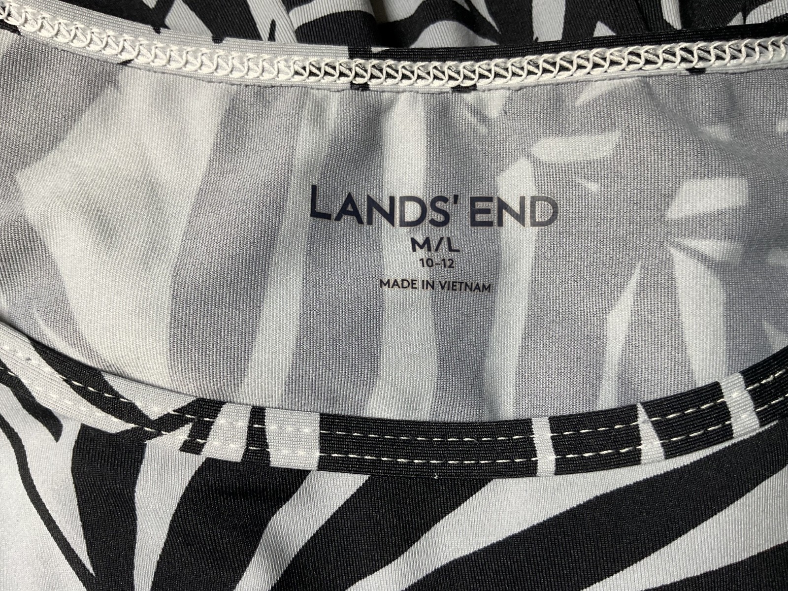 LANDS’ END Black & Gray Palm Print Long Sleeve Top Size M/L -J40