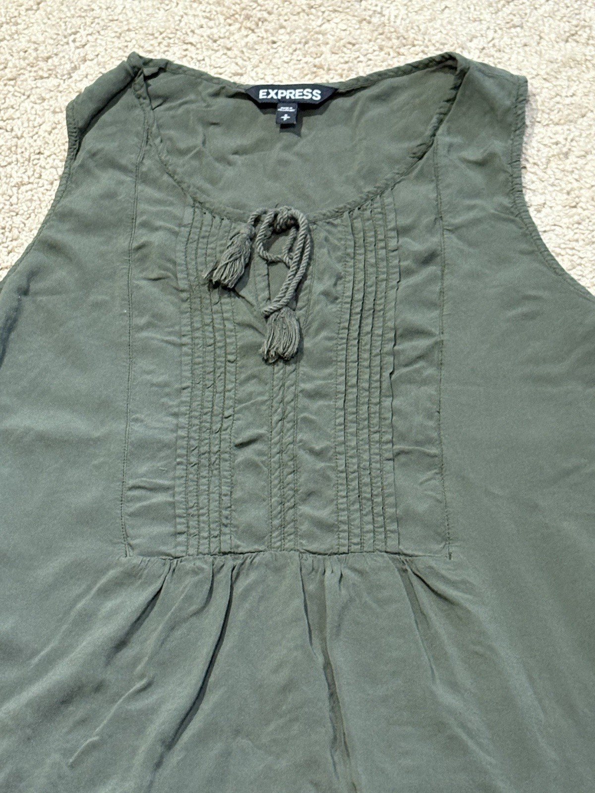 Express Womens Shirt Size Small Green Keyhole Flowy Classic Casual Comfort