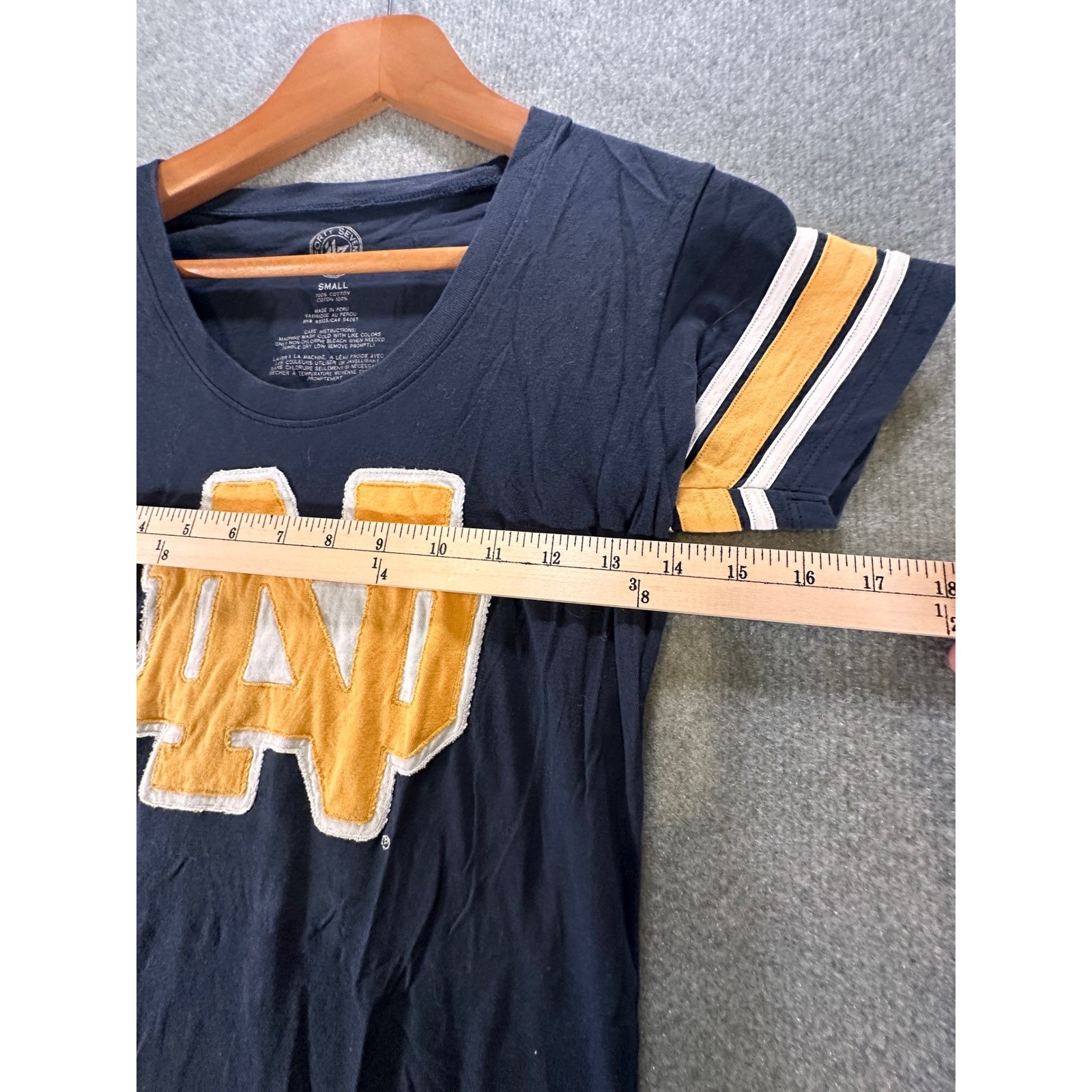 47 Brand Notre Dame Fighting Irish Navy Blue Striped Sleeve T-Shirt Womens Small