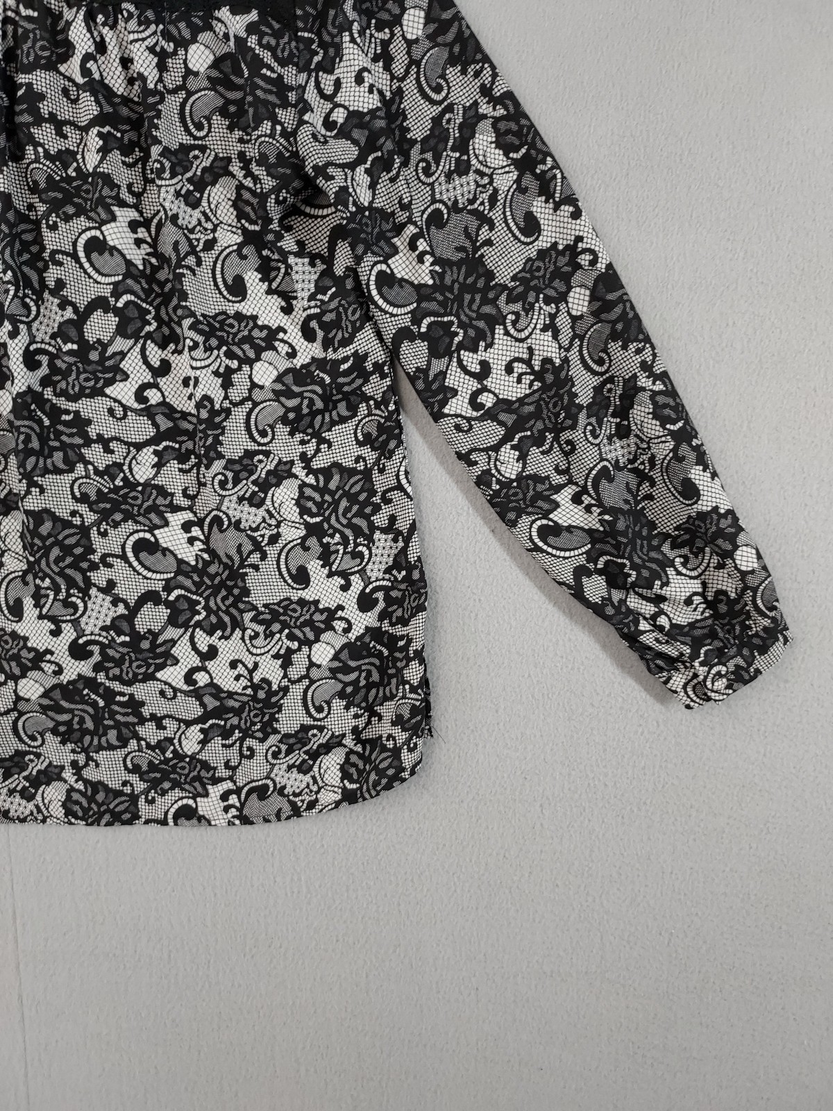 Covington Women Shirt Top M Black White Floral Button Up Lace Detail Casual