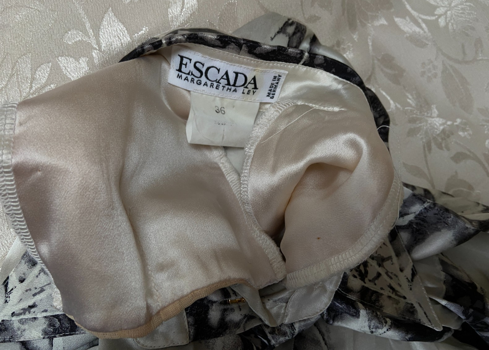 ESCADA VINTAGE SILK BLOUSE IN WHITE GRAY MARBLE PRINT GLASS BUTTONS 36 RUNS M