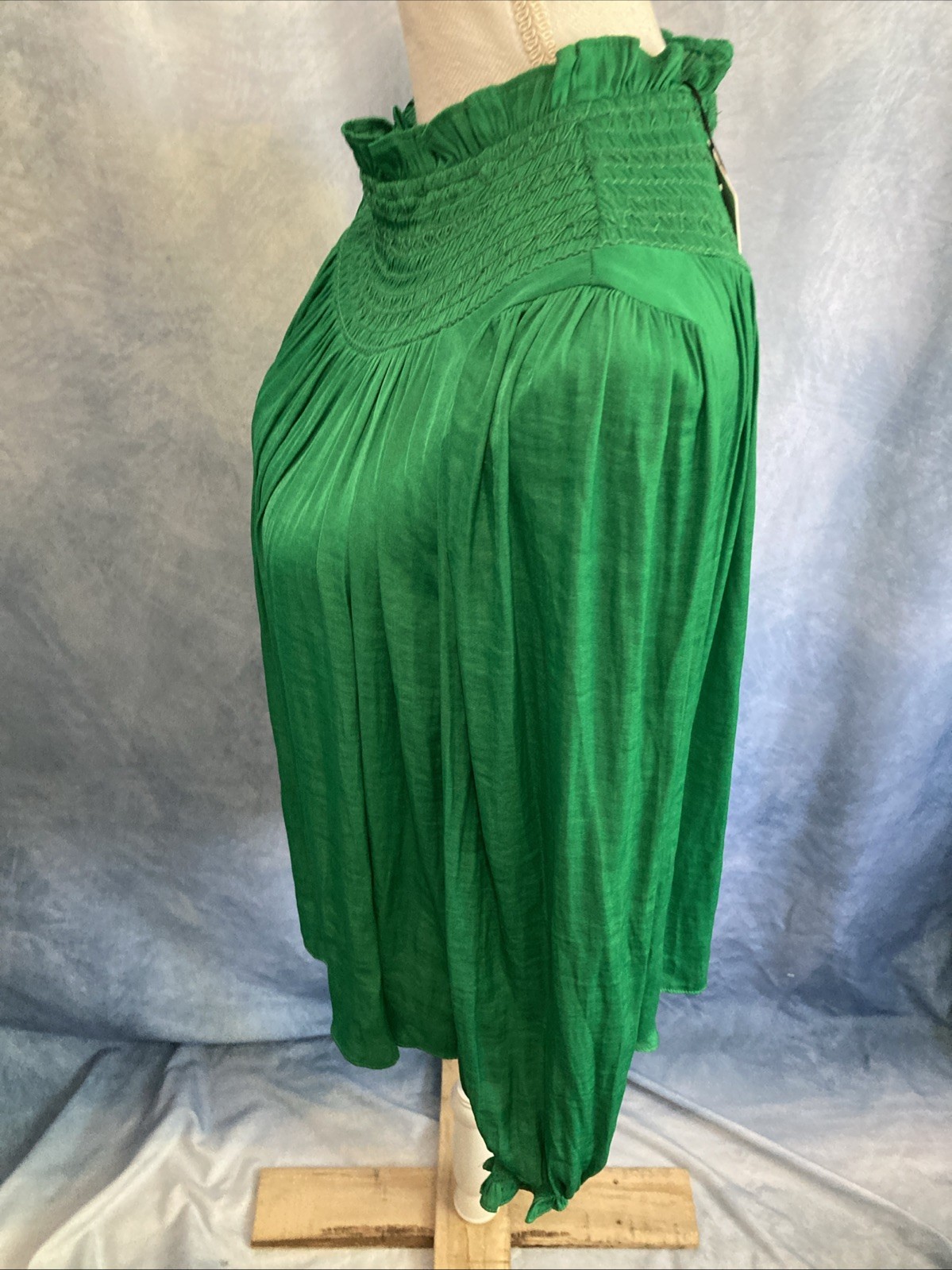 NWT Gibson & Latimer Emerald Green Smocked Blouse Top G1225STZ Poly Silk Feel S
