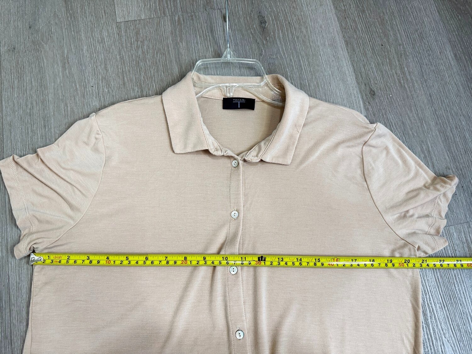 T Tahari Blouse Womens M Beige Short Sleeve Collared Button Up Silky Knit Career