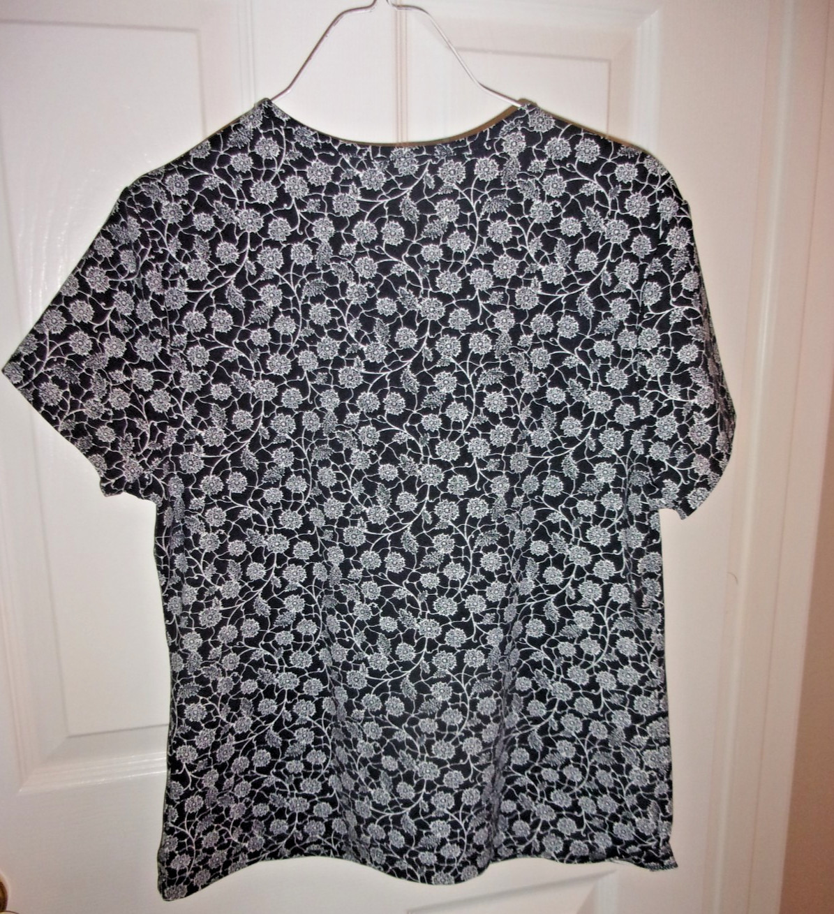 CROFT & BARROW BLACK & WHITE NYLON/SPANDEX KNIT STRETCH TOP, NWOT, SIZE MEDIUM