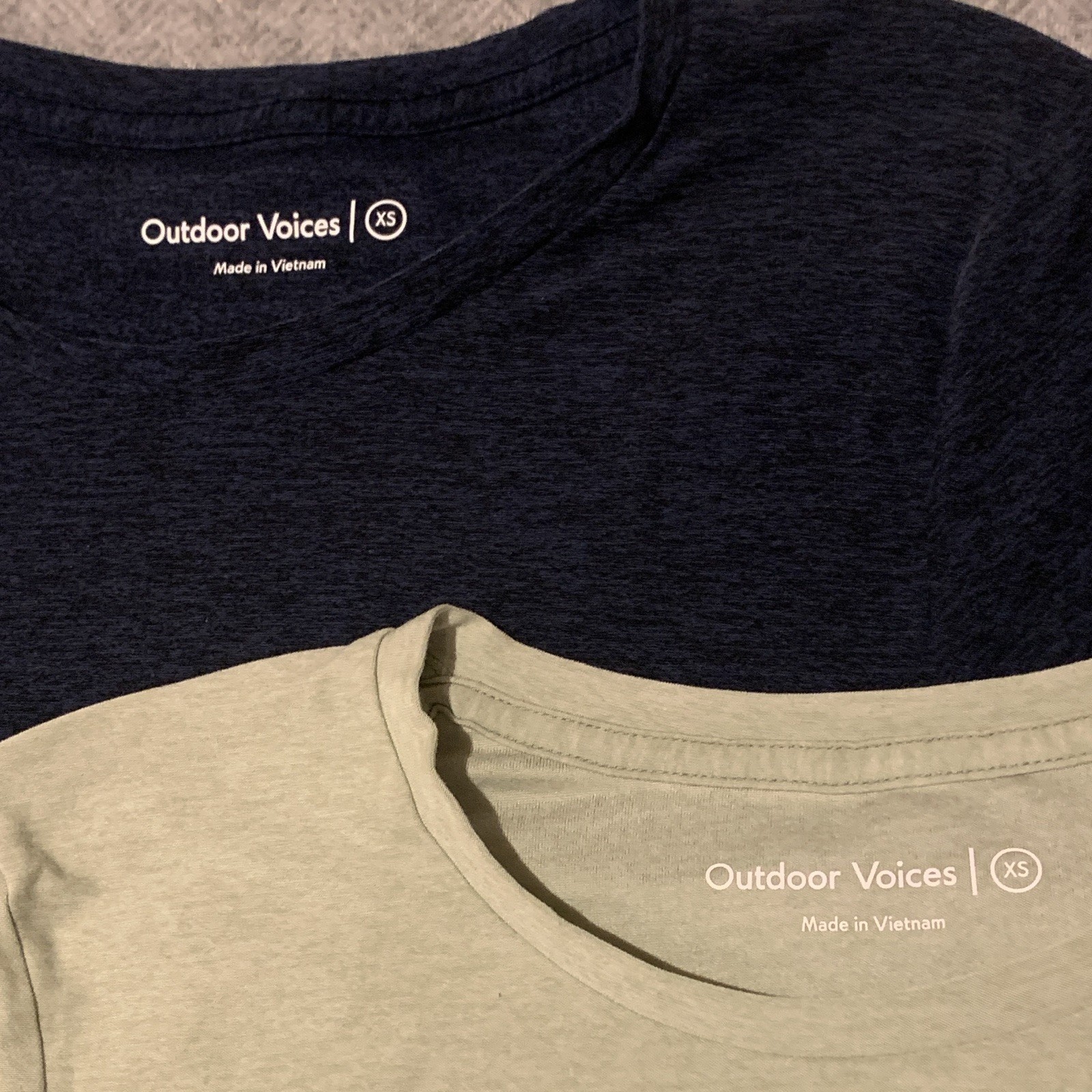 2 Outdoor Voices XS Solid Crew Neck Short Sleeve T-Shirts Blue & Green