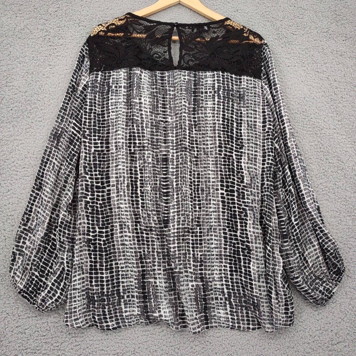Alyx Top Women 2X Black White Long Sleeve Lace Keyhole Lined Lightweight Office