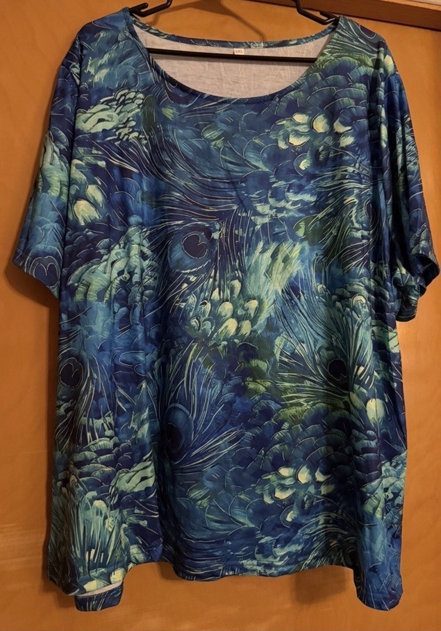 Women’s Plus Size Peacock Feather Print Top From Temu, Size 5XL