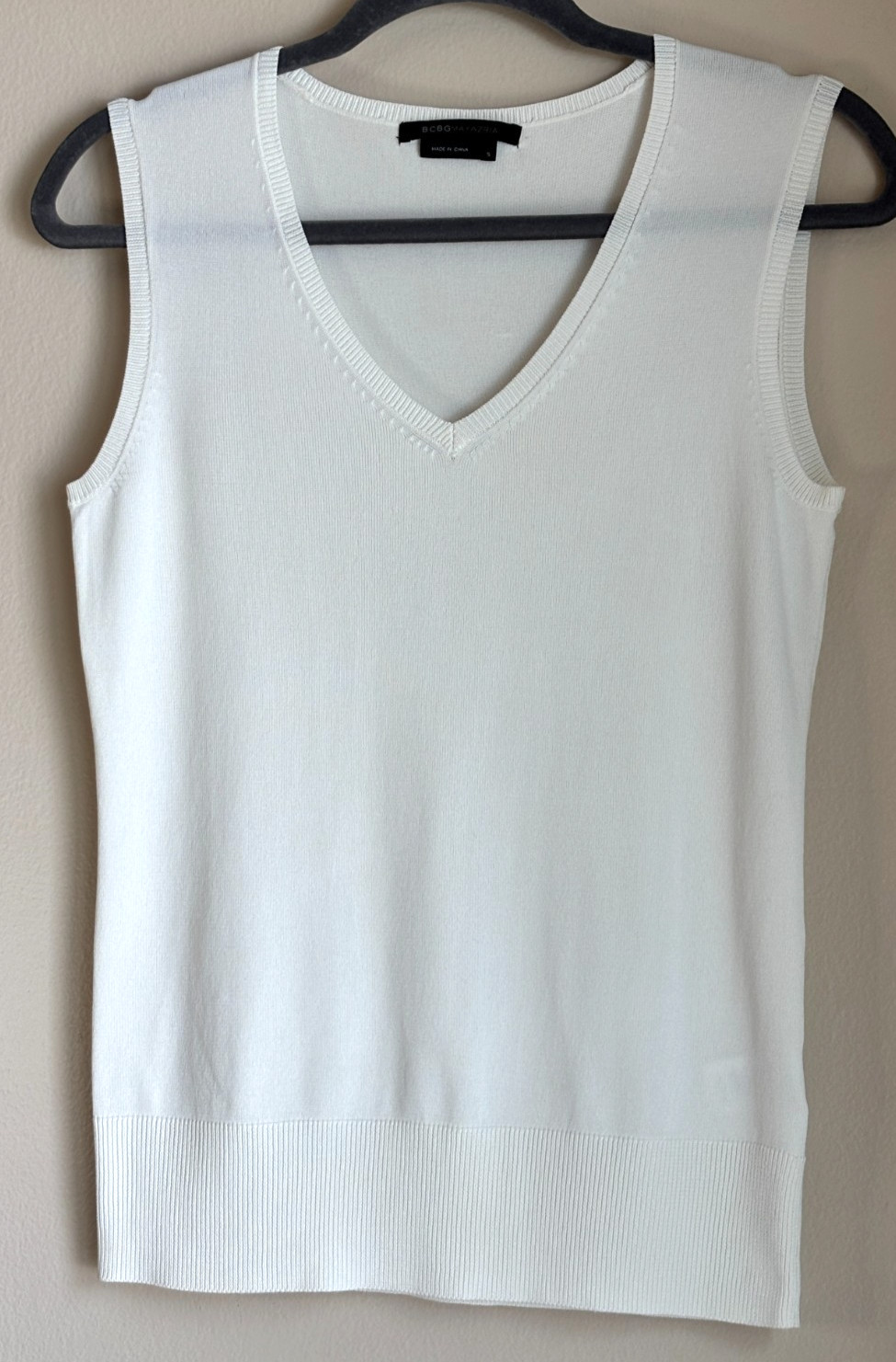 BCBGMAXAZRIA White Sleeveless V-Neck Blouse Women’s Medium Rayon & Nylon Top