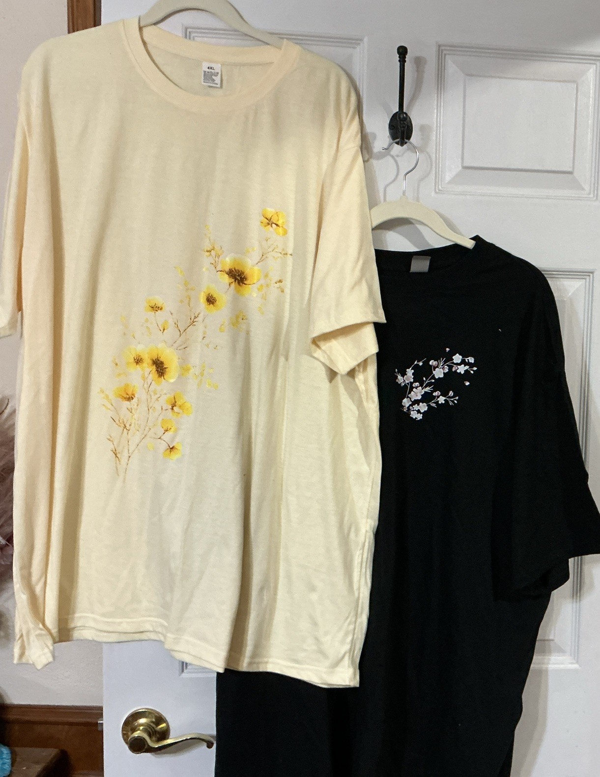Set Of 2 Ladies Pullover T Shirts, Sz 4xl Black, And 1 5 Xl Yellow