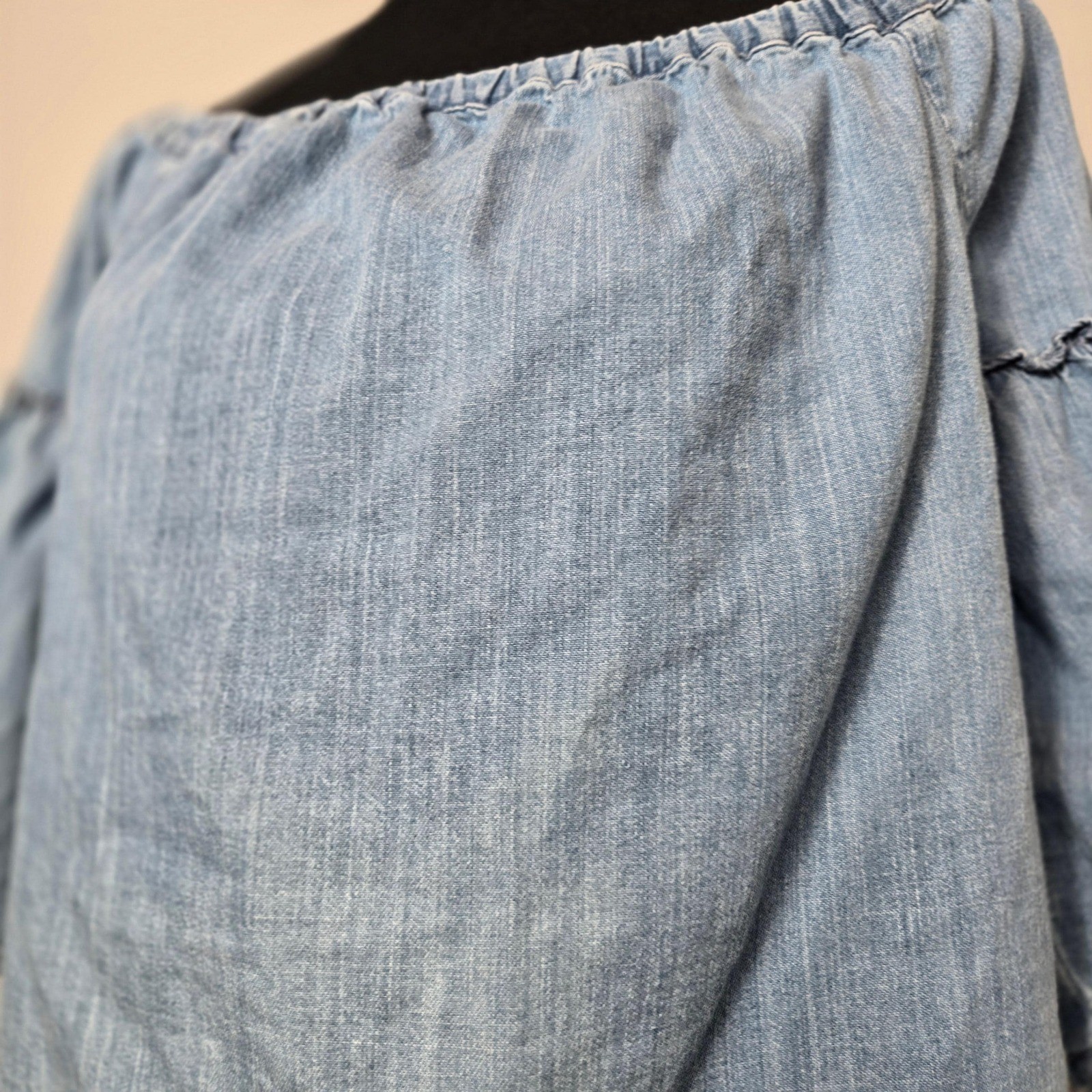 Universal Thread Denim Top Womens M Light Blue Off Shoulder Bell Sleeve (B7)