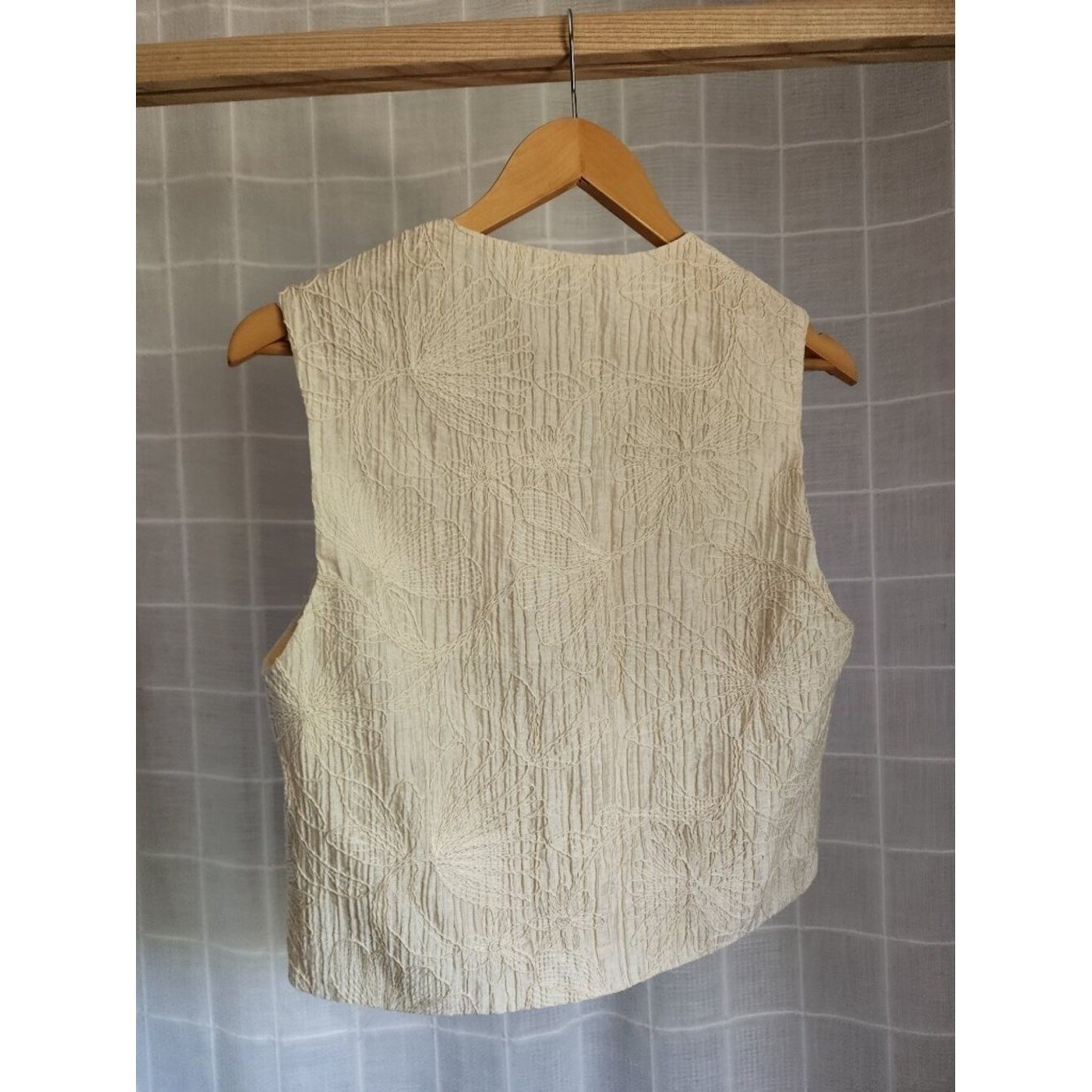 Xetra Textured Embroidered Summer Floral Vest Cream Sleeveless Open Front Size M