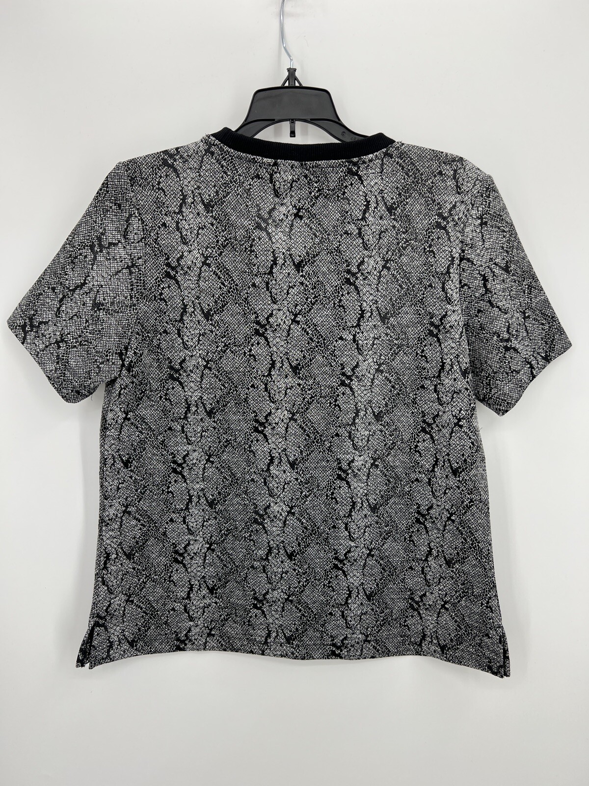 Chicos Top Womens Medium 1 Black Gray Reptile Print Short Sleeve Artsy Pullover