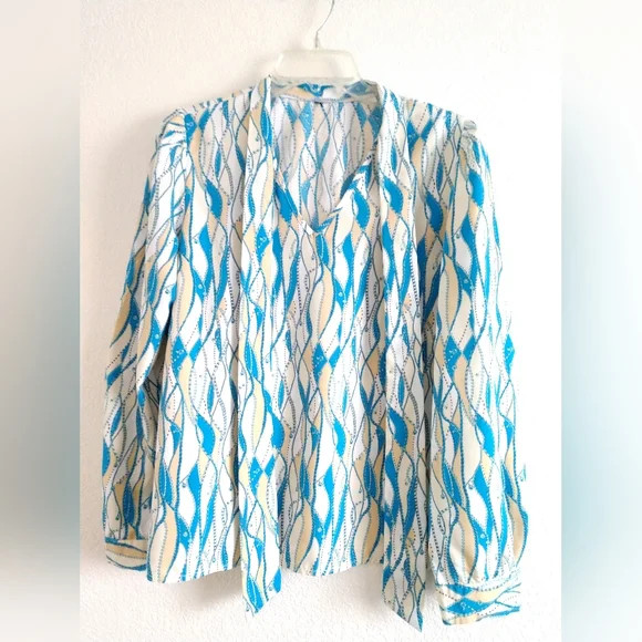 Pretty Modern Blouse Attached Tie Neck Blue Beige Chain Print Medium Chest 36″