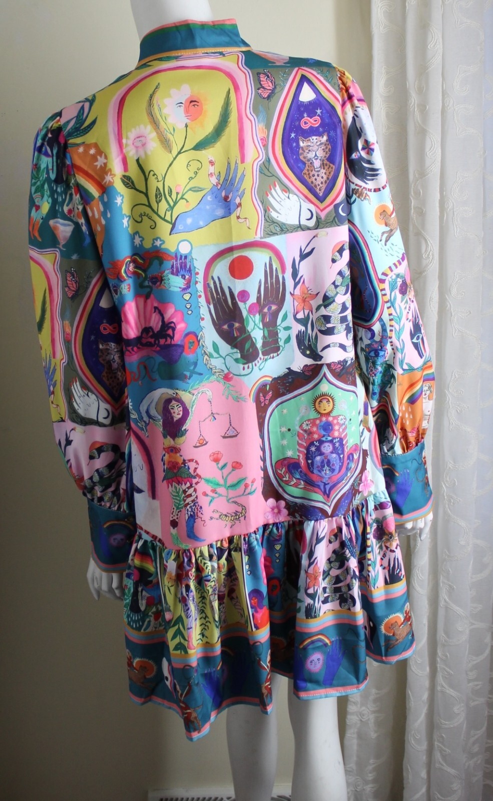 New Estate ASIAN Sz L Runs S M Art-Wear FACES Frilly Funky PRINT Tunic Top 35″L