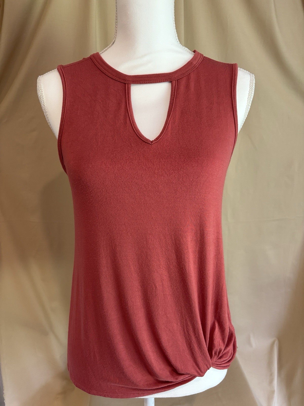 mCm Women’s Red Knit Sleeveless Tank Round Neck Keyhole Twist Hem Rayon S
