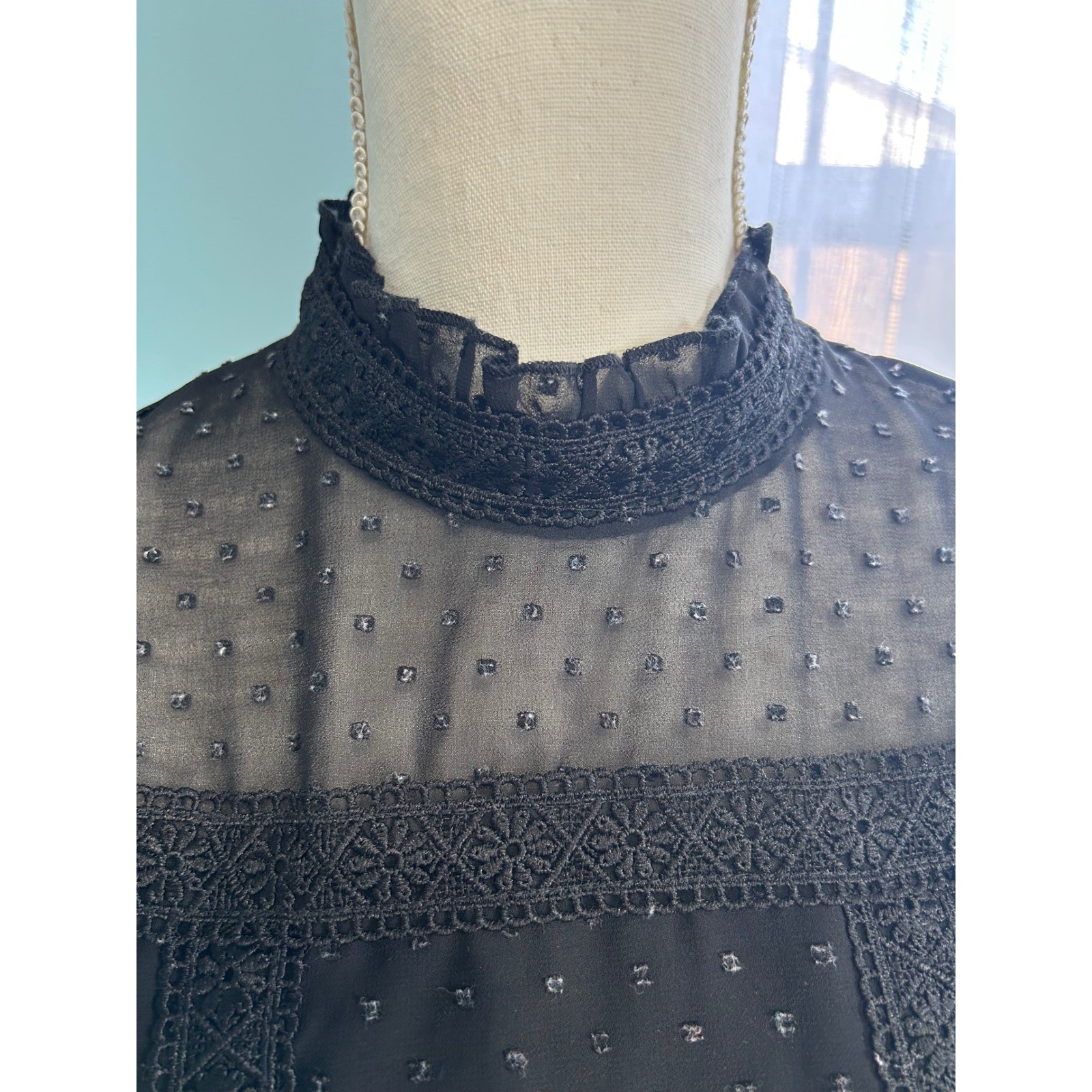 Mi Ami Black Swiss Dot Lace Mock Neck Flutter Sleeve Open Back Crop Top Large
