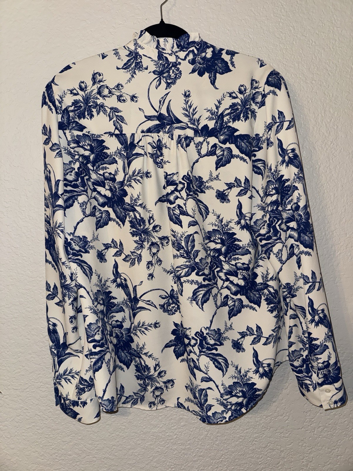 Express Portofino Women’s Size L Blue White Floral Collared Button-Up Blouse