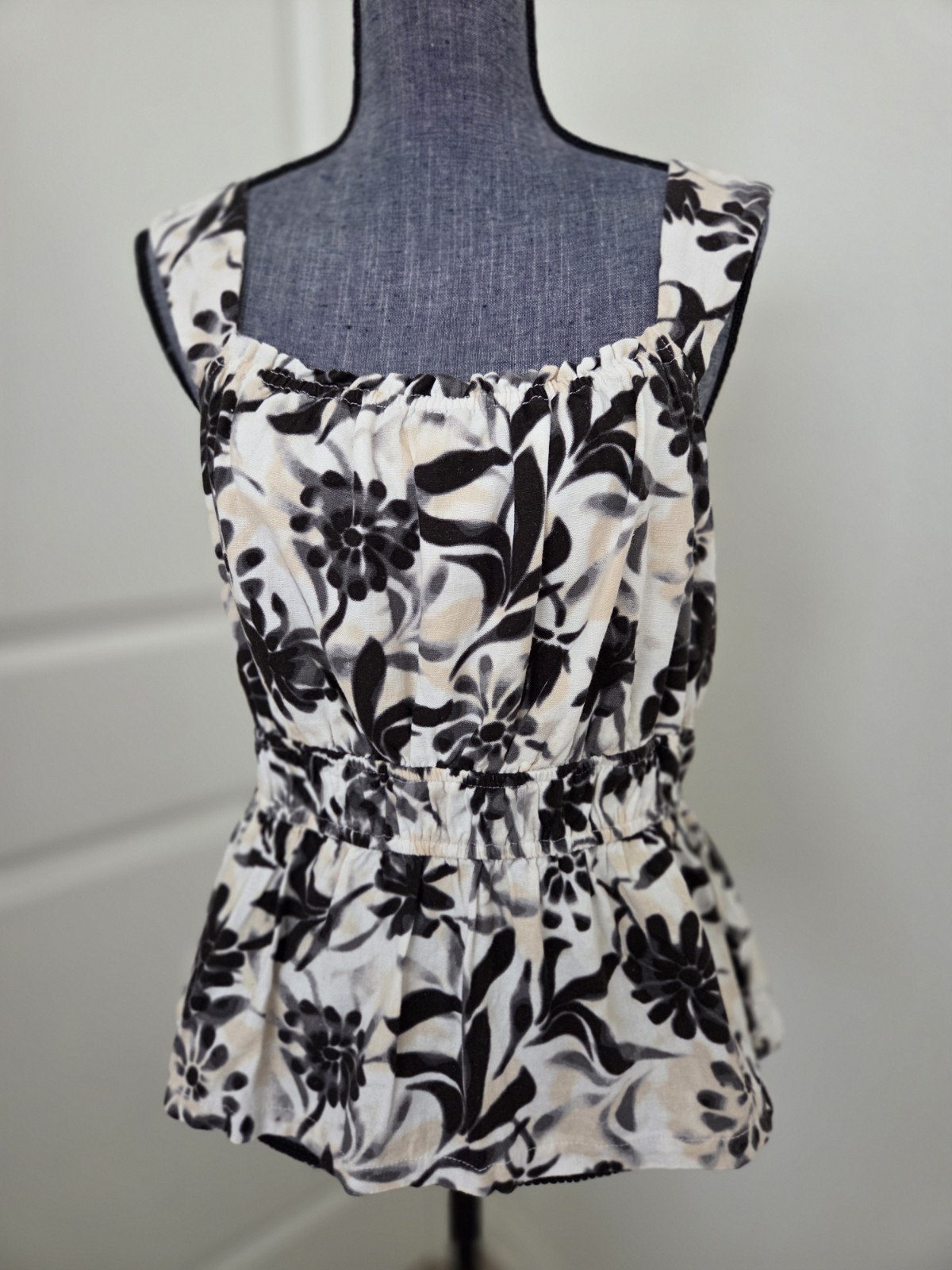 Brand New! Nicole Miller Womens Size Medium Black and Beige Flower Top Shirt