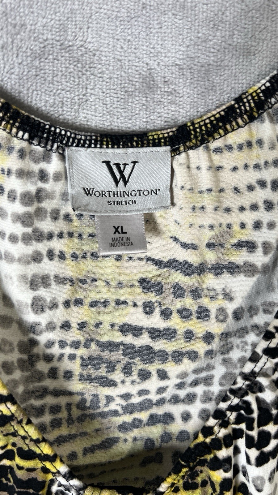 Worthington Women’s Yellow/Black White Animal Print V-Neck Top Short Sleeve XL