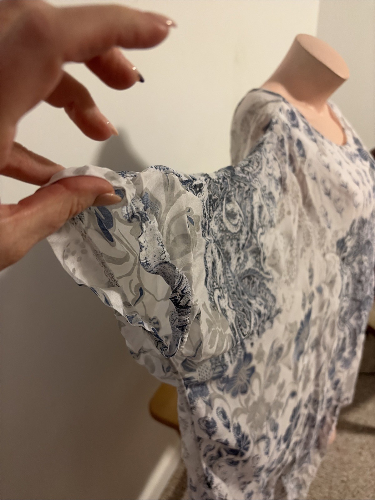 Saks Fifth Avenue Flowy Blouse Blue/white Italian Silk Sz XL paisley pattern.