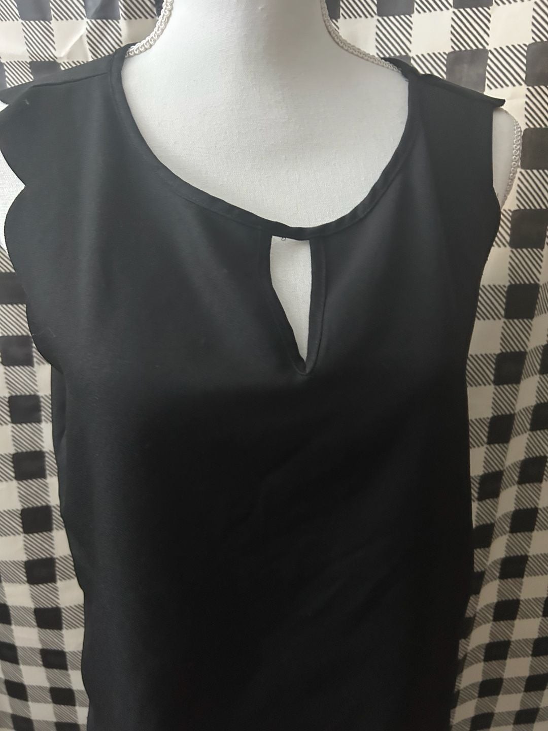 Black Sleeveless Keyhole Tank Top with Scalloped Arm Detail