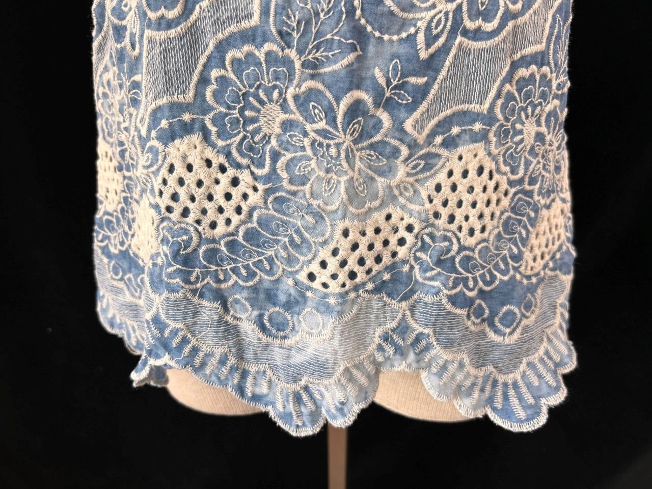 SW blouse top size L sleeveless embroidered flowers tie dye blue pullover