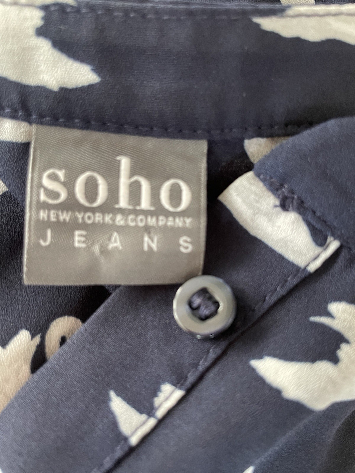 Soho Jeans Women’s Medium Sleeveless Swan Print Blouse Navy Medium Button Up