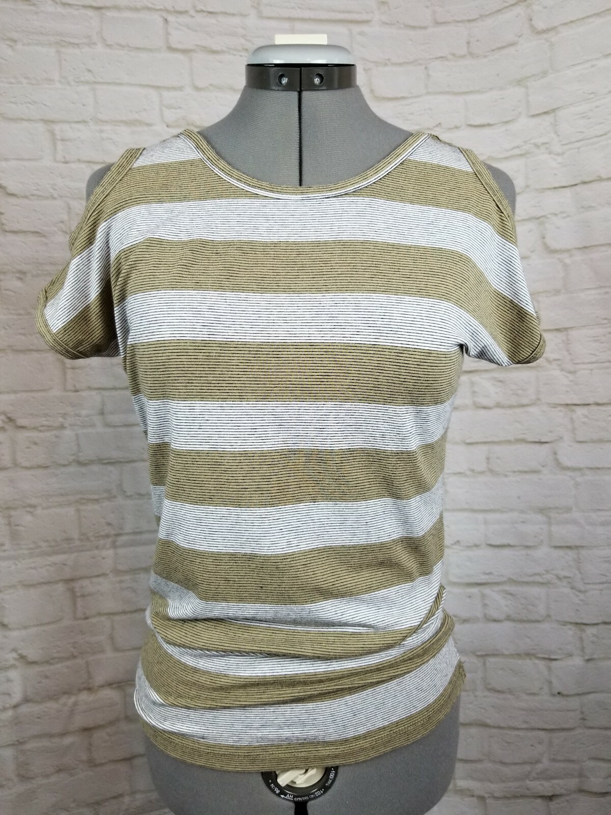 Mercer & Madison T-Shirt Small Tan White Rayon Soft Cold Shoulder Short Slv EUC