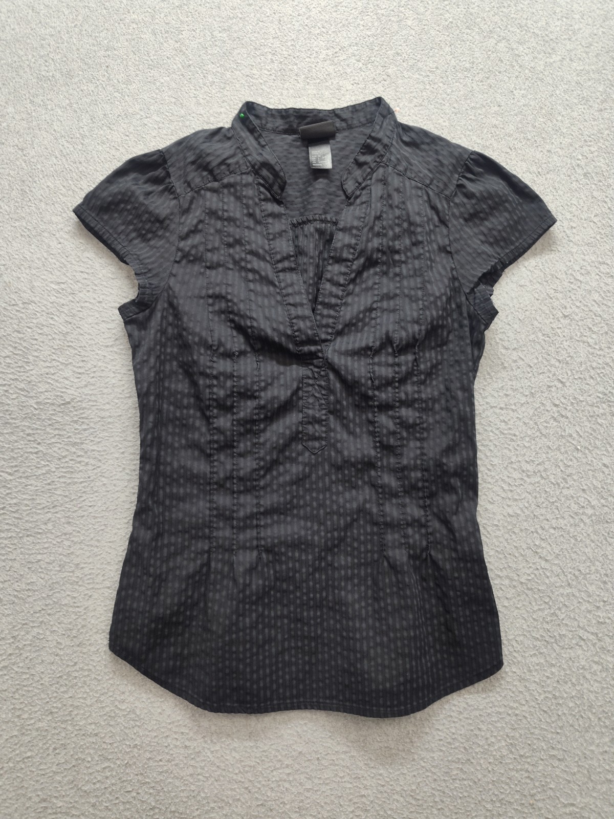 H&M Women Top 6 Black Striped Textured V Neck Cap Sleeve Logo Business Career