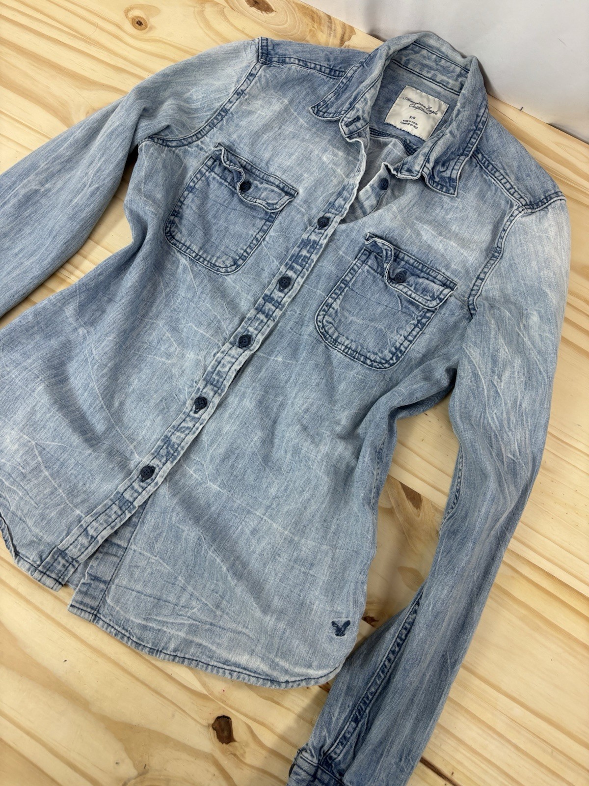 American Eagle Light Wash Denim Button Down Shirt 100% Cotton Womens Small