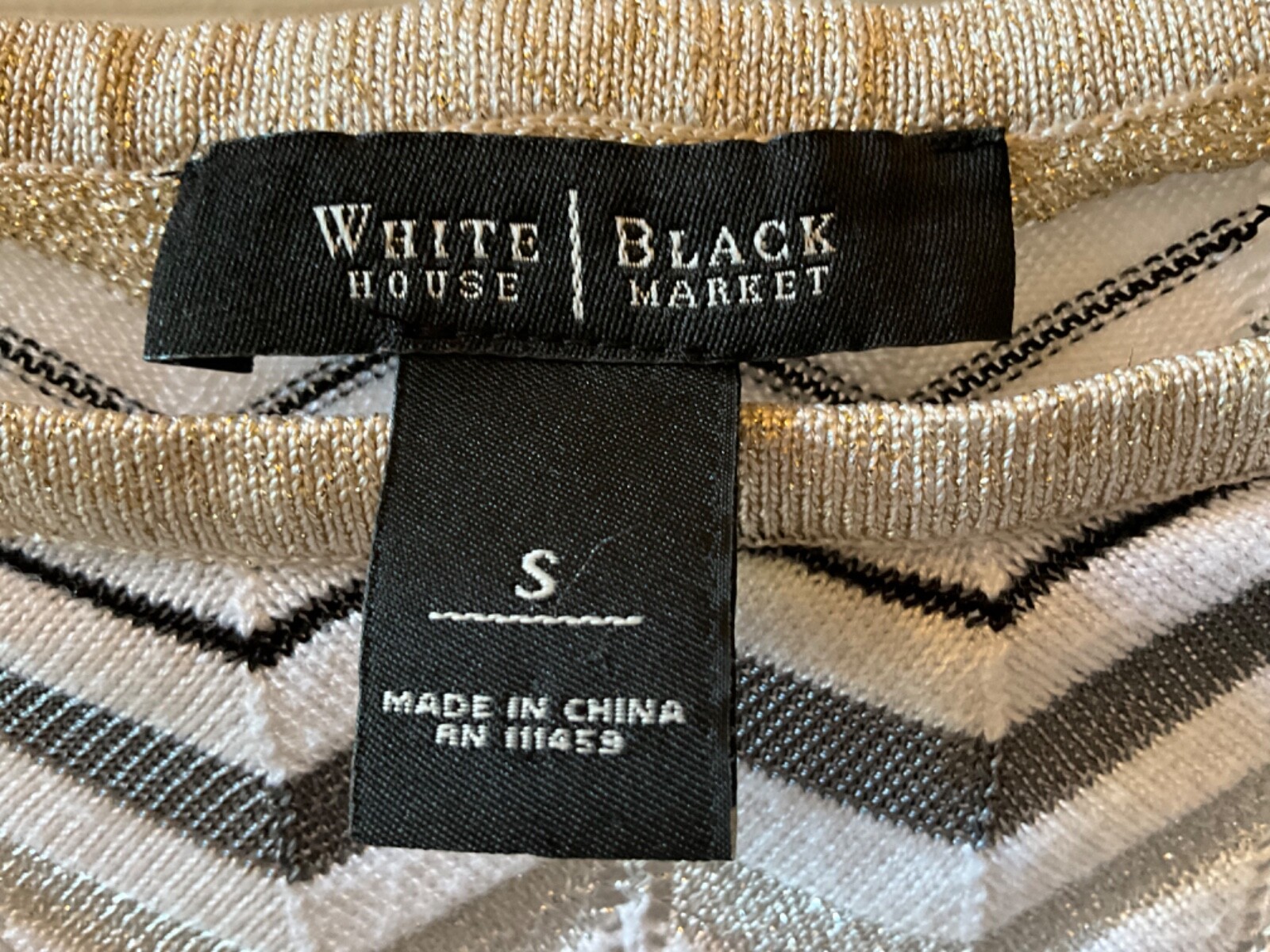 WHITE HOUSE BLACK MARKET Women Knit Top Sz S Silver Gold Metallic Gray Zig Zag