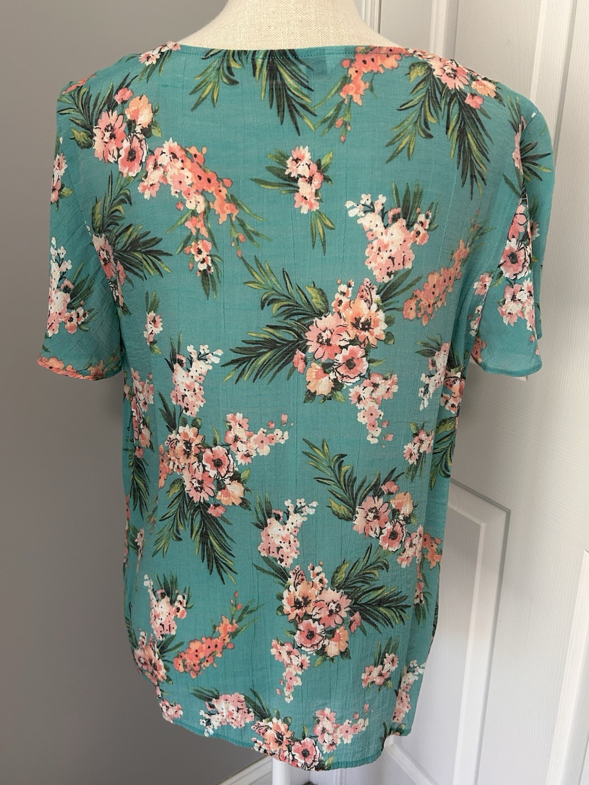 COUNTERPARTS~LARGE~GREEN & PINK FLORAL SHORT FLUTTER SLEEVE CASUAL-CAREER TOP~L