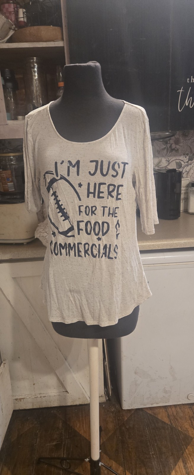 Women’s Size Medium Super Bowl T-shirt Boutique Football APT 9