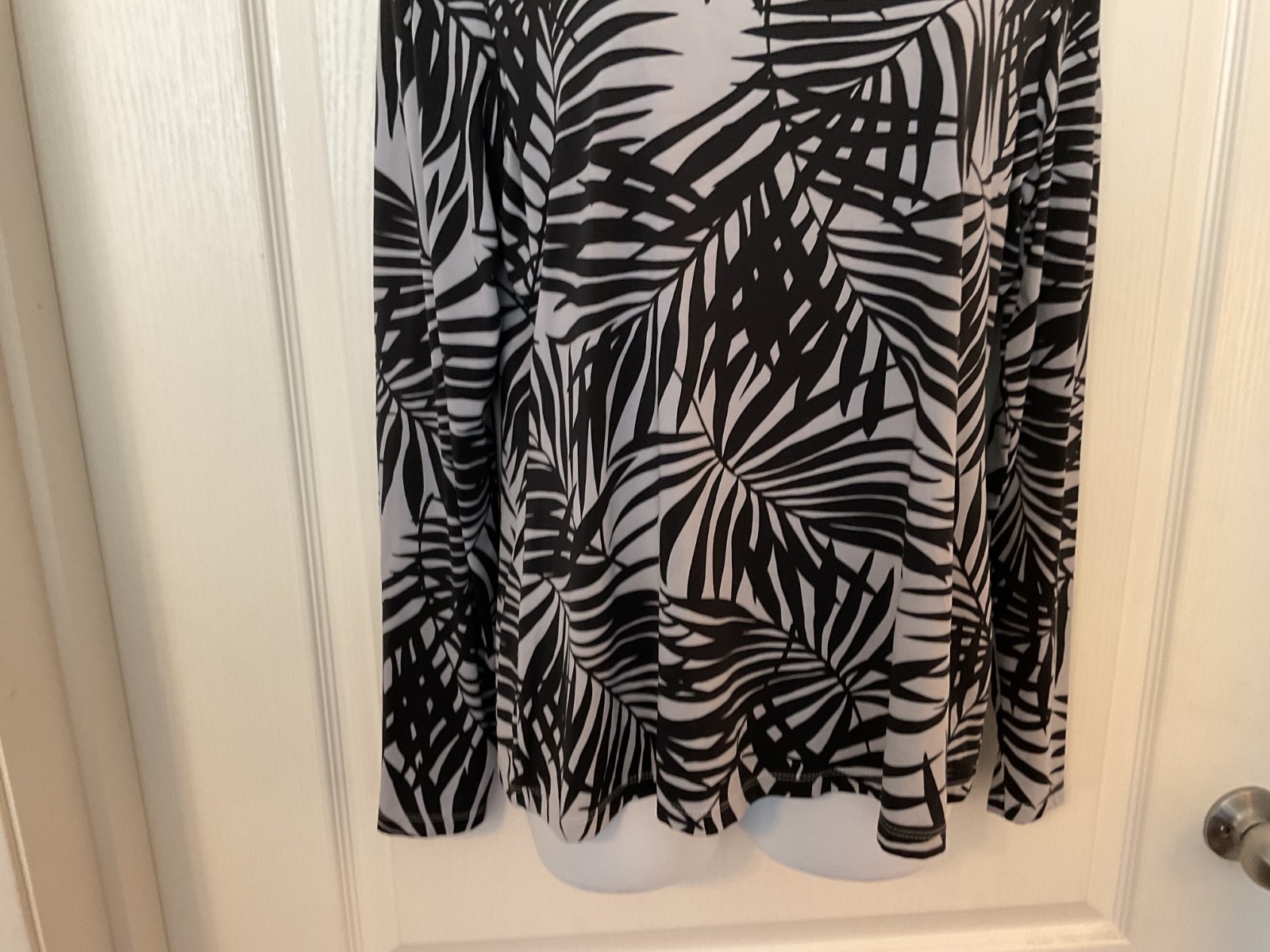 LANDS’ END Black & Gray Palm Print Long Sleeve Top Size M/L -J40