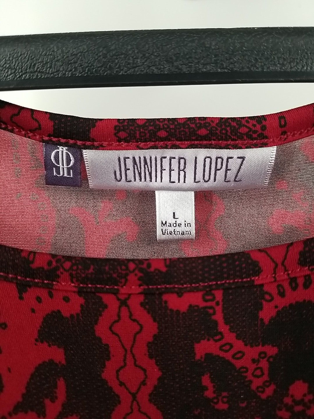 Jennifer Lopez JLO Stretchy Top Blouse Size Large L Red Black Print Slit Sleeves