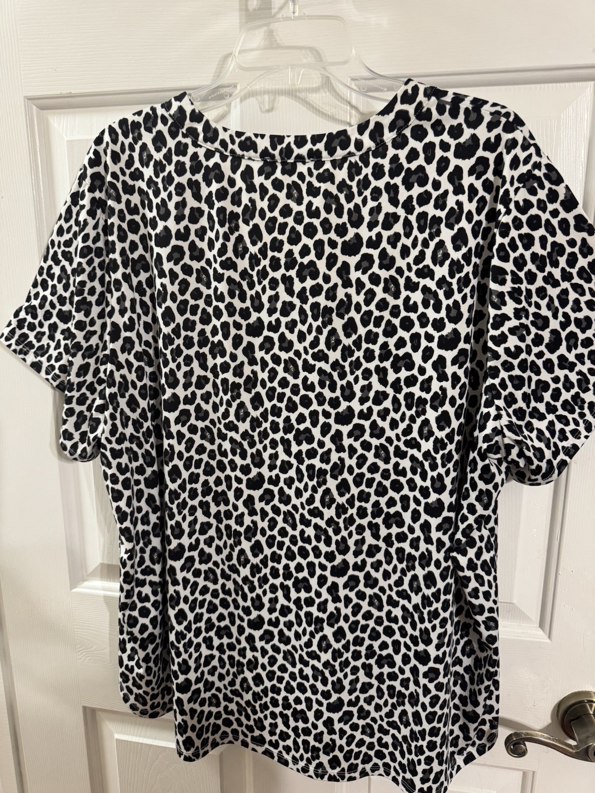 STRETCHY BLACK, GRAY, WHITE ANIMAL PRINT BLOUSE-FYVE BRAND-SIZE 3X-GOLD ZIPPERS