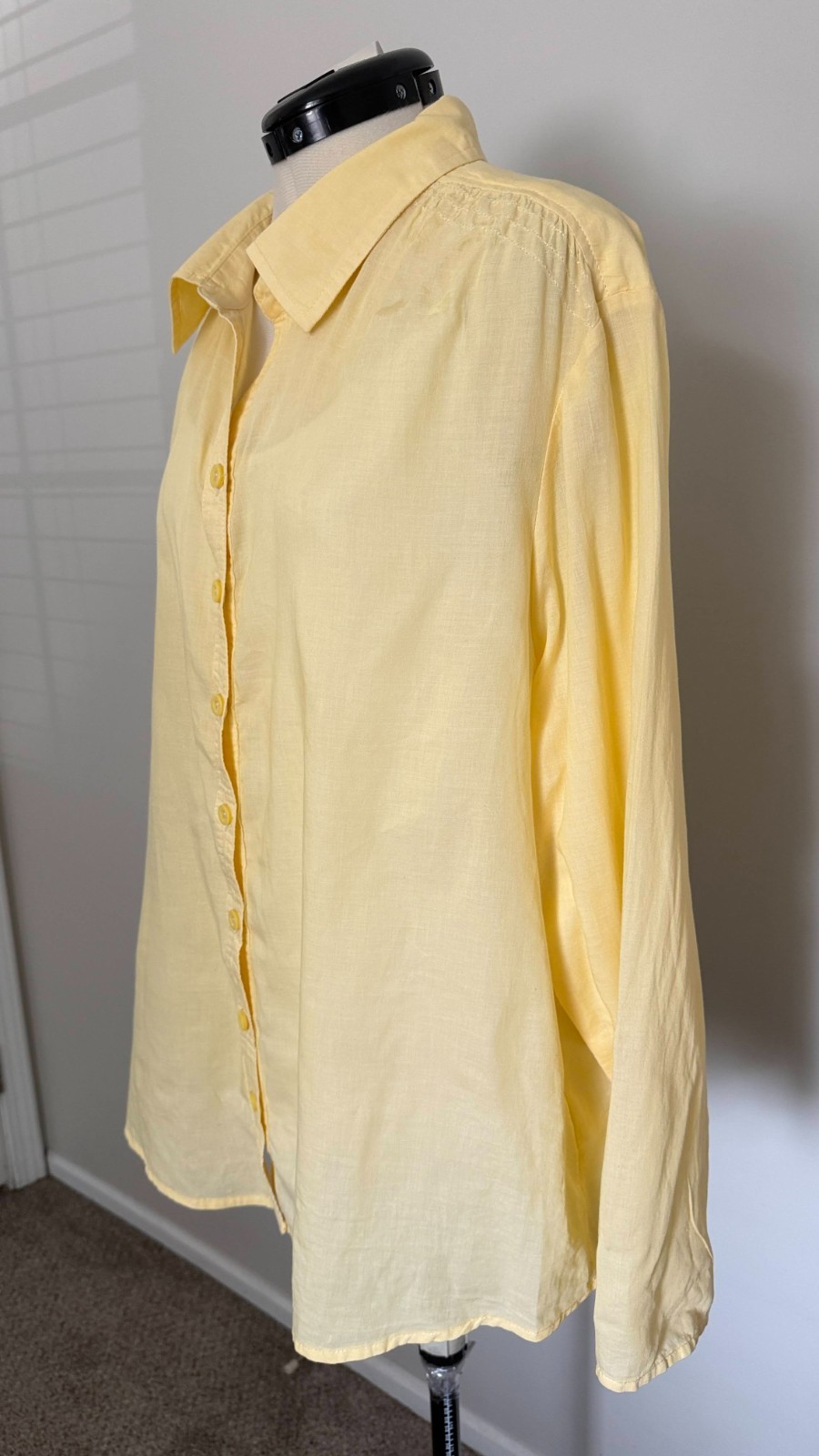 Laura Scott Women’s lemon-colored blouse/shirt in fine cotton, featuring long sl